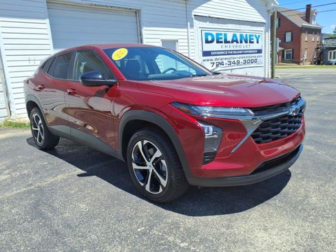 Certified 2025 Chevrolet Trax RS w/ Driver Confidence Package FWD image 1