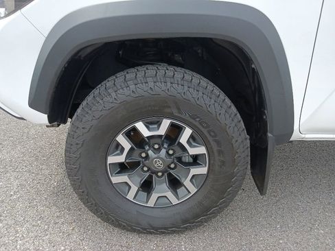 Used 2021 Toyota Tacoma TRD Off-Road w/ Technology Package AWD/4WD image 10