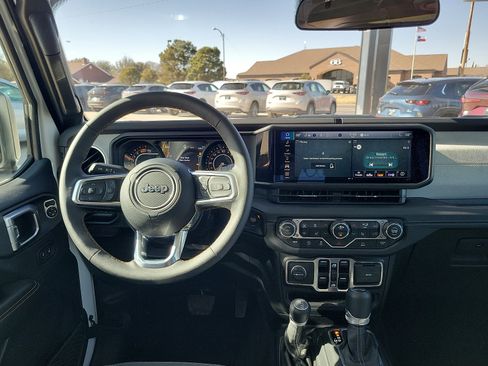 Used 2025 Jeep Wrangler Unlimited Sahara image 11