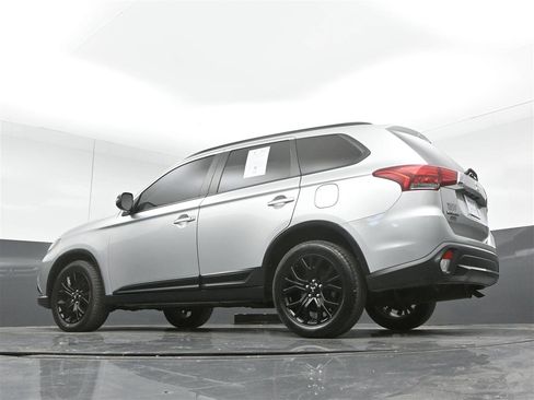 Used 2018 Mitsubishi Outlander SEL AWD/4WD image 36