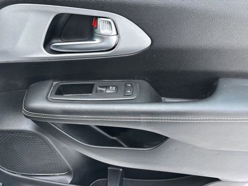 Used 2024 Chrysler Pacifica Touring image 40