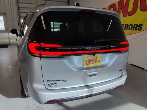 New 2026 Chrysler Pacifica Select w/ S Appearance Package AWD/4WD image 35