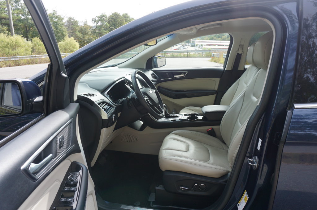 Used 2017 Ford Edge Titanium w/ Technology Package FWD image 2