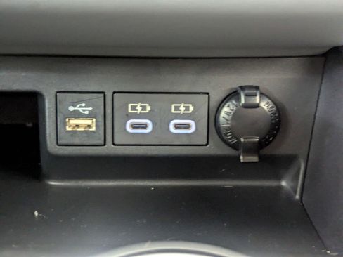 Used 2023 Toyota Highlander XLE image 28