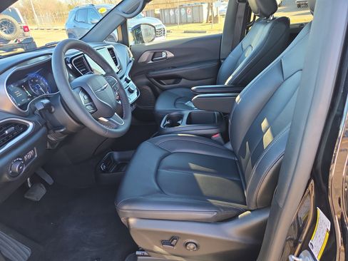 Used 2025 Chrysler Pacifica Select image 5