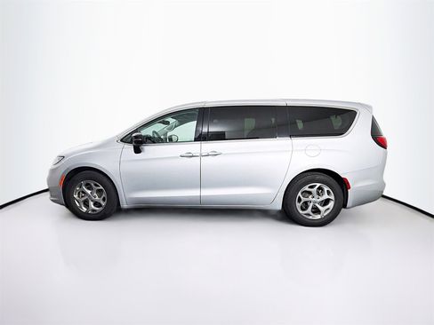 Used 2024 Chrysler Pacifica Limited image 4