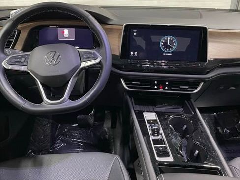 Used 2025 Volkswagen Atlas SE image 16