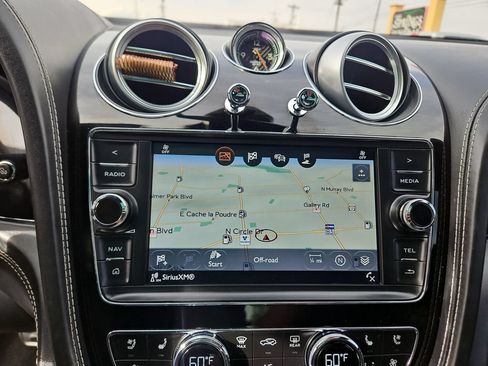 Used 2017 Bentley Bentayga AWD/4WD image 18