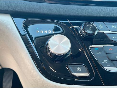 Used 2024 Chrysler Pacifica Touring-L FWD image 16