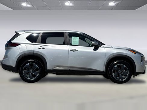 Used 2025 Nissan Rogue SV image 2