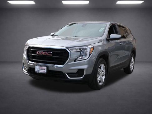 Used 2024 GMC Terrain SLE image 8