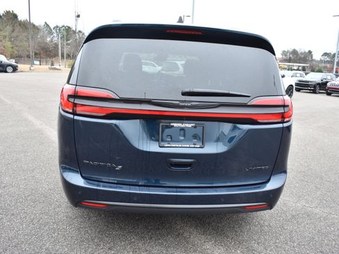 Used 2025 Chrysler Pacifica Limited image 8