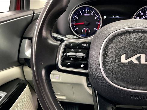 Used 2023 Kia Carnival LX image 20