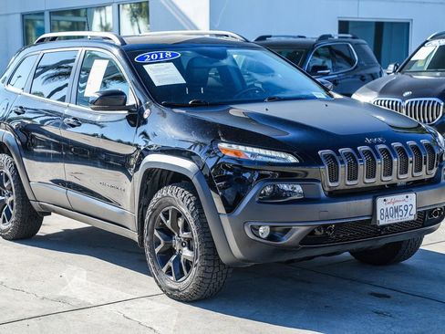 Used 2018 Jeep Cherokee Trailhawk image 3