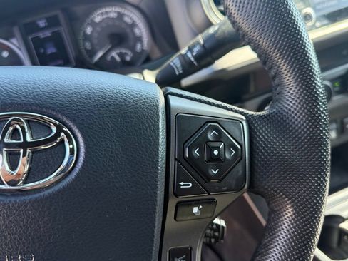 Used 2020 Toyota Tacoma TRD Off-Road w/ Technology Package AWD/4WD image 18