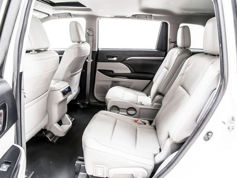 Used 2017 Toyota Highlander Limited FWD image 30