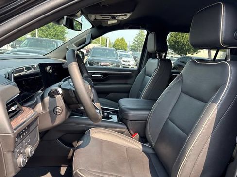 Used 2025 Chevrolet Suburban Premier AWD/4WD image 9