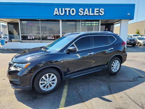 Used 2017 Nissan Rogue SV image 2