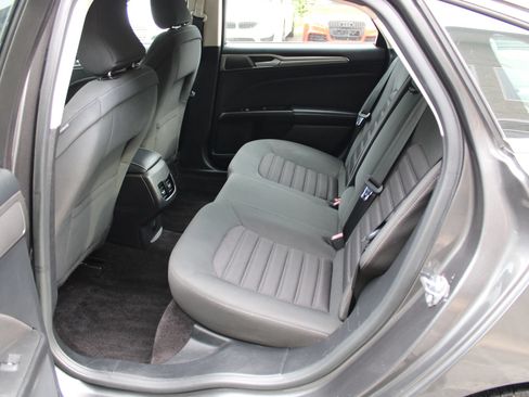 Used 2017 Ford Fusion SE w/ Fusion SE Technology Package FWD image 21