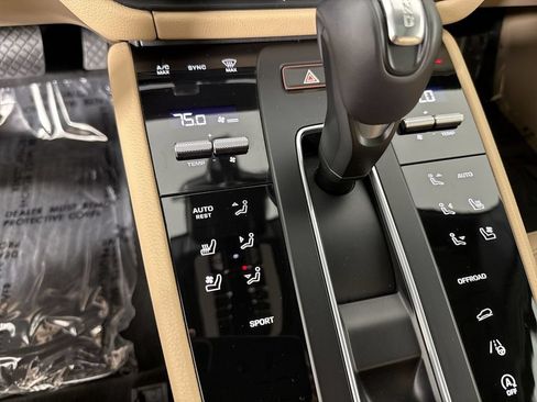 Certified 2026 Porsche Macan AWD/4WD image 31