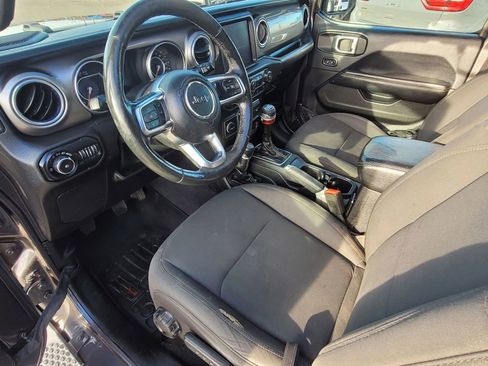 Used 2018 Jeep Wrangler Unlimited Sahara AWD/4WD image 4