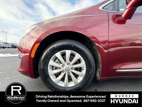 Used 2018 Chrysler Pacifica Touring-L Plus image 11