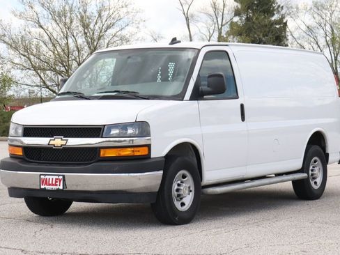 Used 2024 Chevrolet Express 2500 w/ Driver Convenience Package RWD image 4