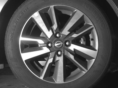 Used 2025 Nissan Versa SV FWD image 13