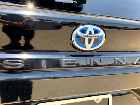 Used 2024 Toyota Sienna XLE FWD image 33