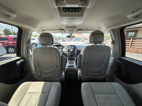 Used 2011 Chrysler Town & Country Touring-L FWD image 14