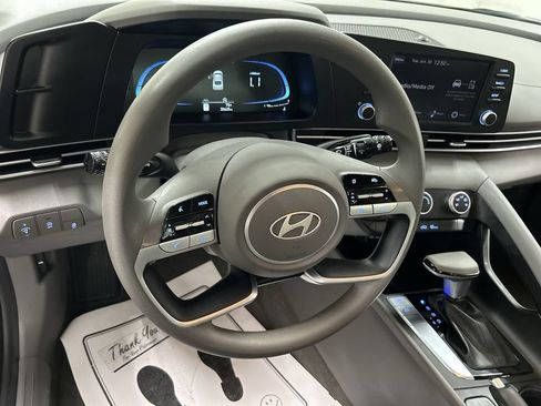 Used 2025 Hyundai Elantra SE FWD image 4