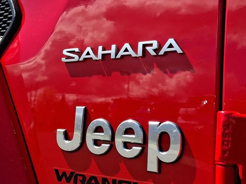 Used 2022 Jeep Wrangler Unlimited Sahara w/ LED Lighting Group AWD/4WD image 31