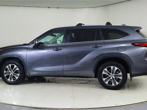 Used 2023 Toyota Highlander XLE image 4