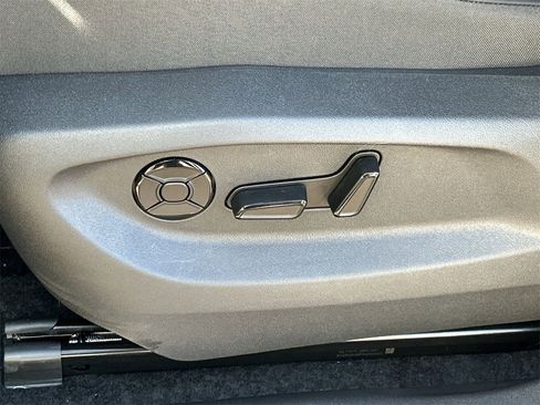 New 2026 Volkswagen Tiguan SE image 16