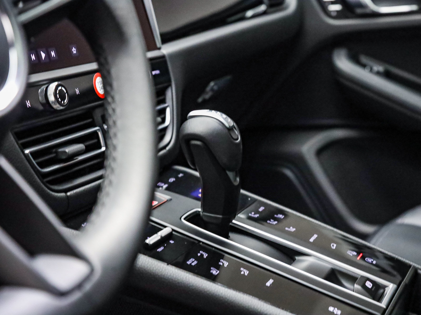 Certified 2026 Porsche Macan AWD/4WD image 25