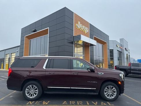 Used 2022 GMC Yukon XL SLT w/ SLT Premium Package AWD/4WD image 2