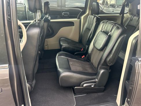 Used 2019 Dodge Grand Caravan SXT image 10