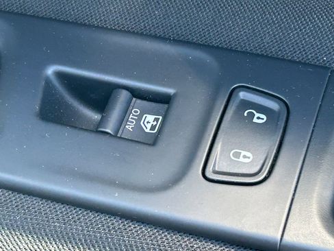 Used 2018 Jeep Renegade Latitude w/ Advanced Technology Group AWD/4WD image 37