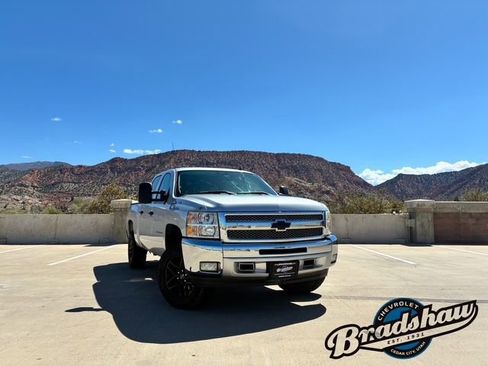 Used 2013 Chevrolet Silverado 1500 LT w/ Convenience Package AWD/4WD image 2