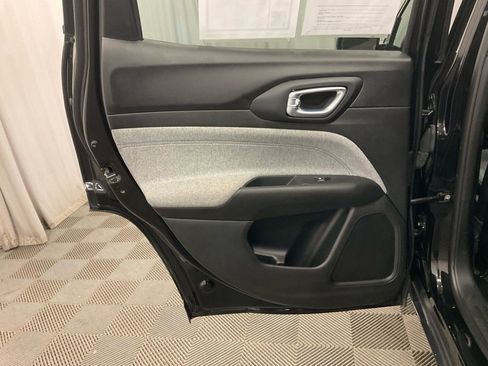 Used 2024 Jeep Compass Latitude image 32