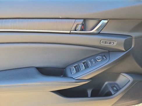 Used 2018 Honda Accord Touring image 14