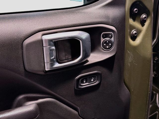 Used 2023 Jeep Gladiator Sport AWD/4WD image 16