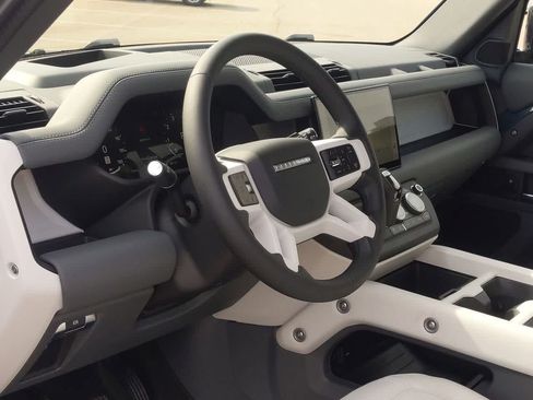 Used 2025 Land Rover Defender 110 X-Dynamic SE AWD/4WD image 2