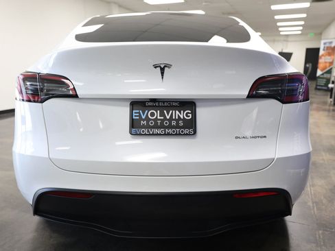 Used 2024 Tesla Model Y Long Range AWD/4WD image 8