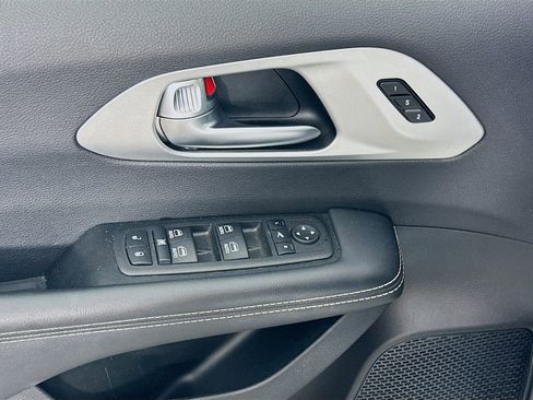 Certified 2025 Chrysler Pacifica Limited image 27