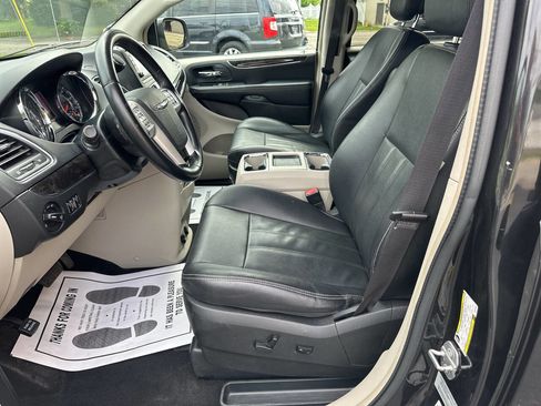 Used 2015 Chrysler Town & Country Touring FWD image 21
