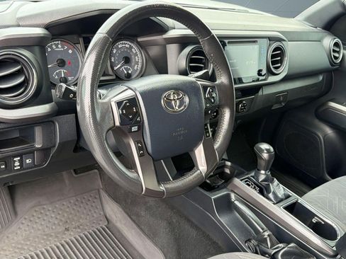 Used 2018 Toyota Tacoma TRD Off-Road AWD/4WD image 4