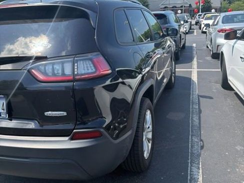 Used 2021 Jeep Cherokee Latitude FWD image 2