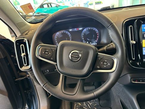 Used 2022 Volvo XC40 T5 Momentum AWD/4WD image 17