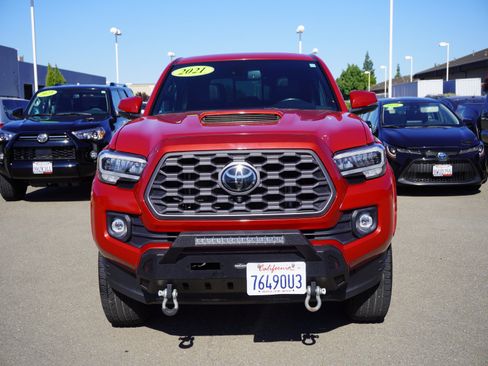 Used 2021 Toyota Tacoma TRD Sport w/ TRD Premium Sport Package AWD/4WD image 8